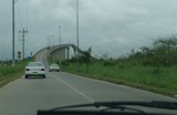 de hoge brug over de Surinamerivier