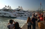 Grote motorjachten leggen aan in de havenkom van Saint Tropez